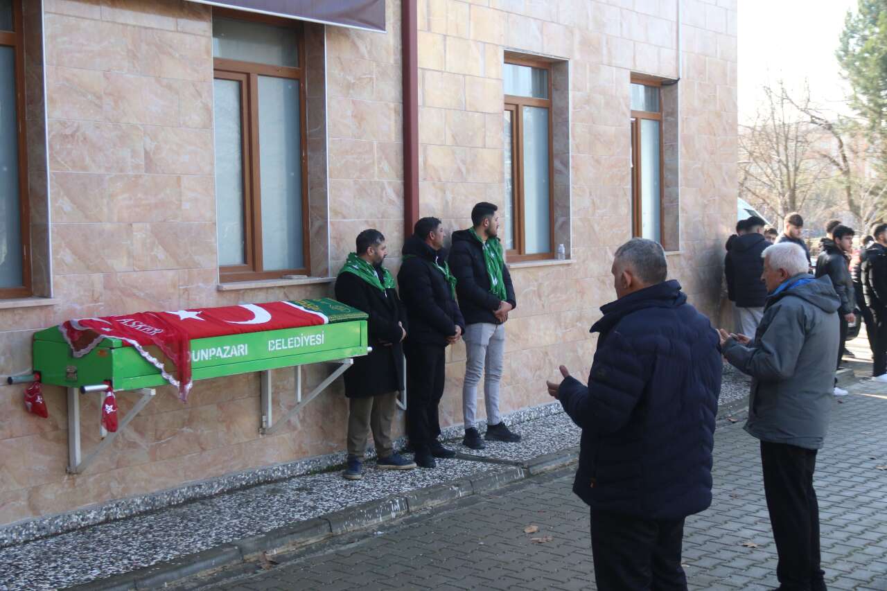 Trafik canavarının kurbanı oldu! Asker örtüsü omzuna değil tabutuna serildi 11